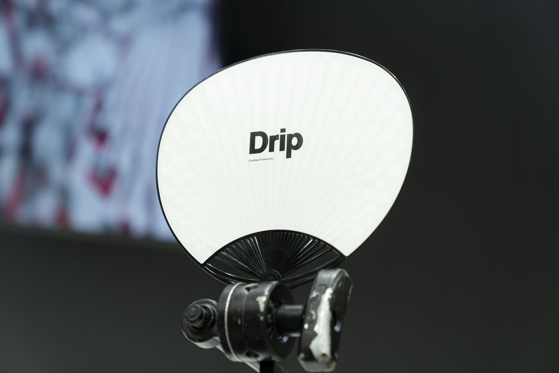 Dripロゴを中央にあしらった白いうちわの展示ディテール